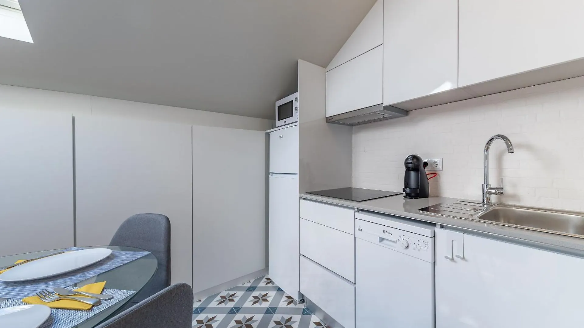 Stilvolle Moderne Wohnung In Der Innenstadt Von Lissabon 0*, Lisbon